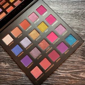 Eloise The Queen palette. 1 shade swatched.